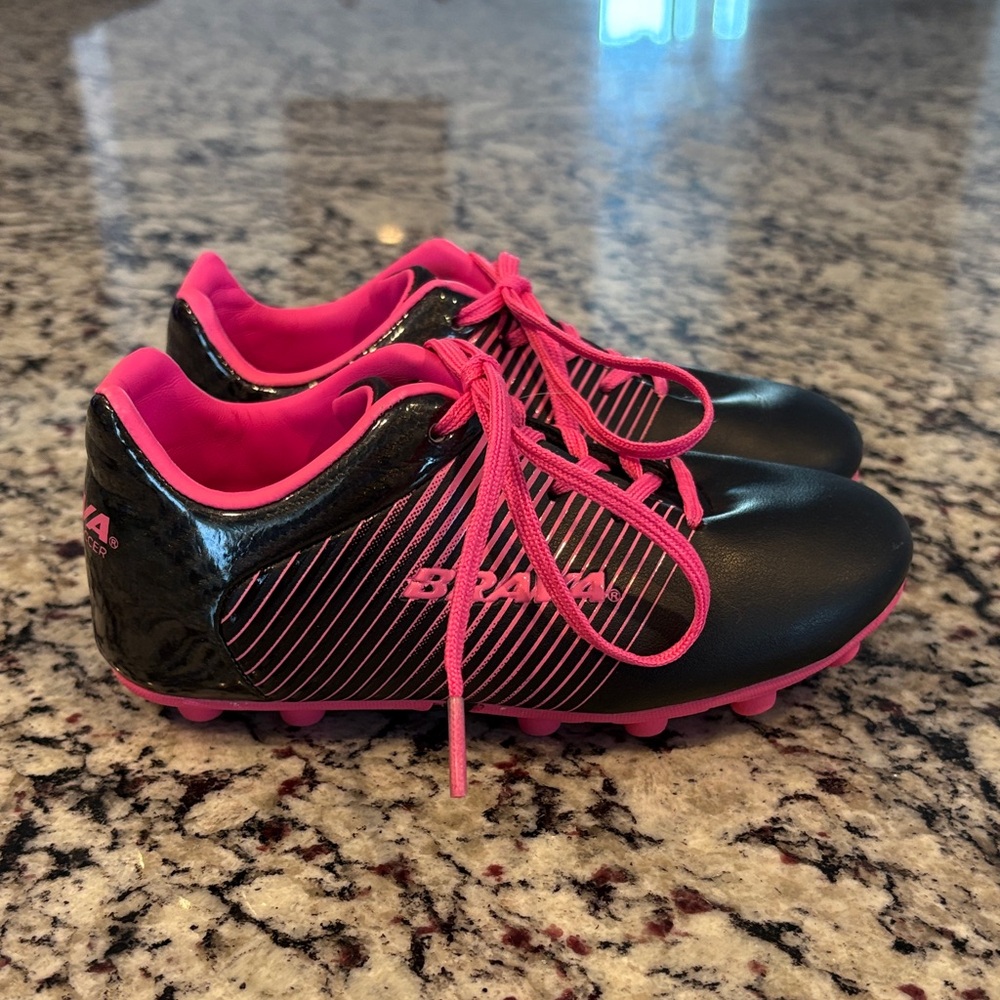Girls Pink Kids Soccer cleats size 11. EUC.